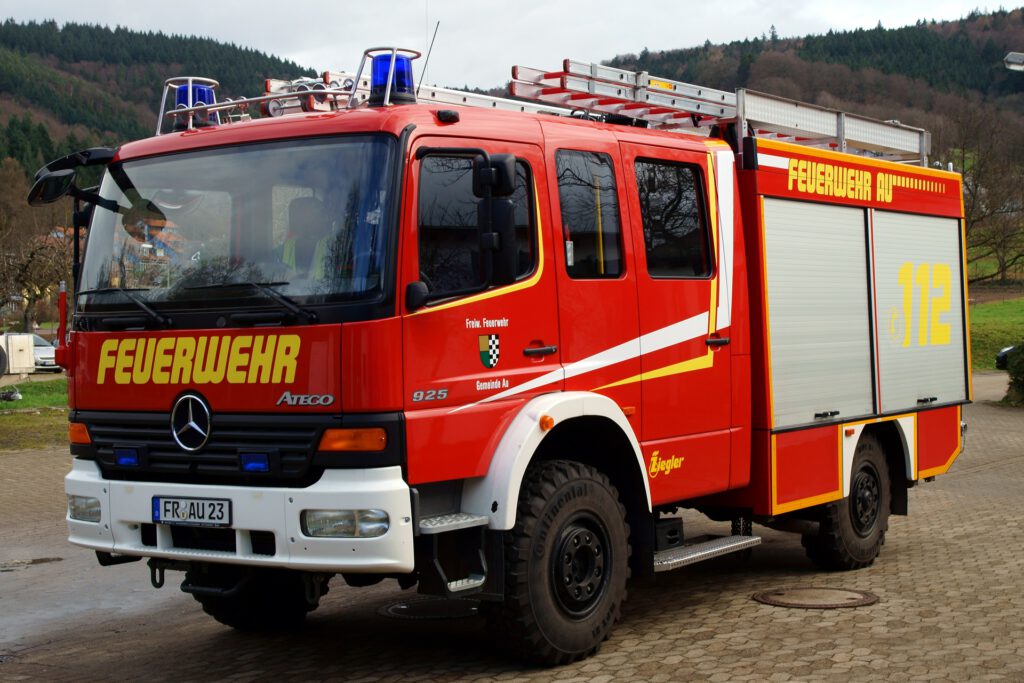 Feuerwehrauto seitlich von vorne