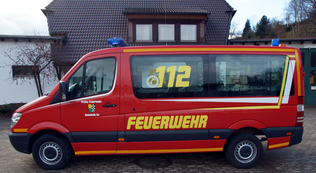 MTW: Fahrzeug von der Seite vor dem Feuerwehrgerätehaus