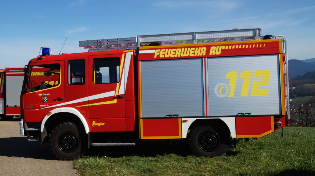 Löschfahrzeug von der Seite, auf einer Wiese